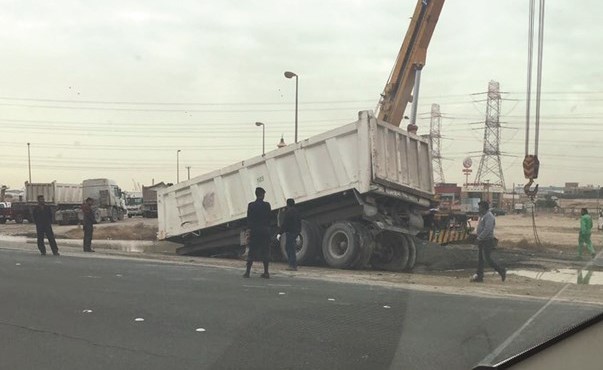 الشاحنة بعد انقلابها ﻿