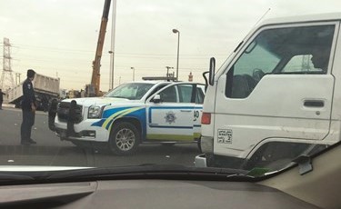 رجال المرور يتعاملون مع الحادث ﻿