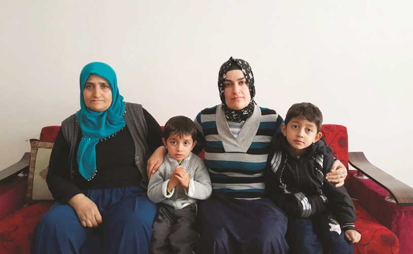 إحدى العائلات المتضررة من الزلزال والمستفيدة من قرية (قائد الإنسانية) لإيواء المتضررين في تركيا ﻿