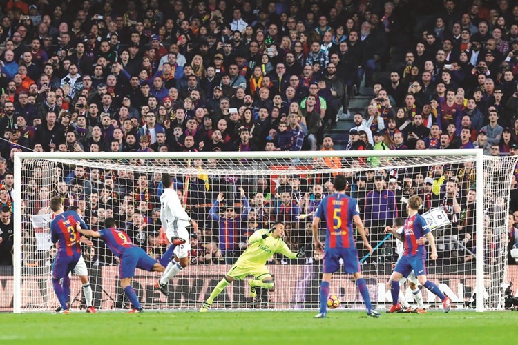 سواريز يحرز هدف برشلونة ﻿