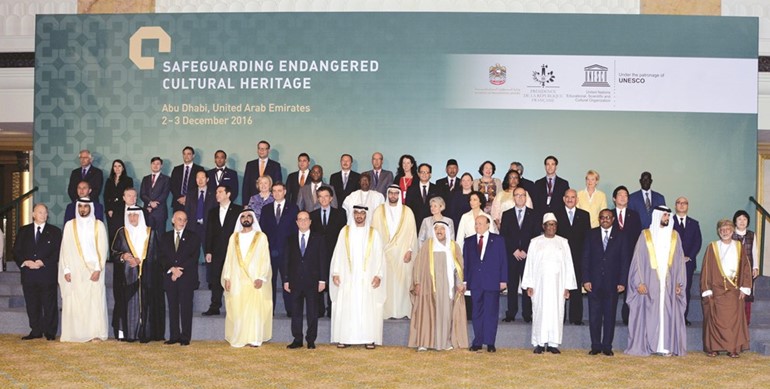 صاحب السمو الأمير الشيخ صباح الأحمد متوسطا القادة والزعماء ورؤساء الوفود المشاركين في المؤتمر﻿