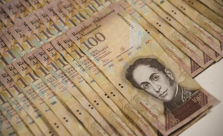 انخفاض قيمة العملة المحلية البوليفار بشكل غير مسبوق﻿