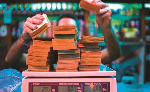 الميزان أفضل وسيلة لحساب المبالغ النقدية بدل عملية العد لتراجع قيمة العملة﻿