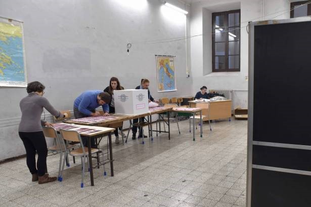 فتح مراكز الاقتراع للاستفتاء على إصلاح دستوري حاسم لرئيس الحكومة الإيطالية