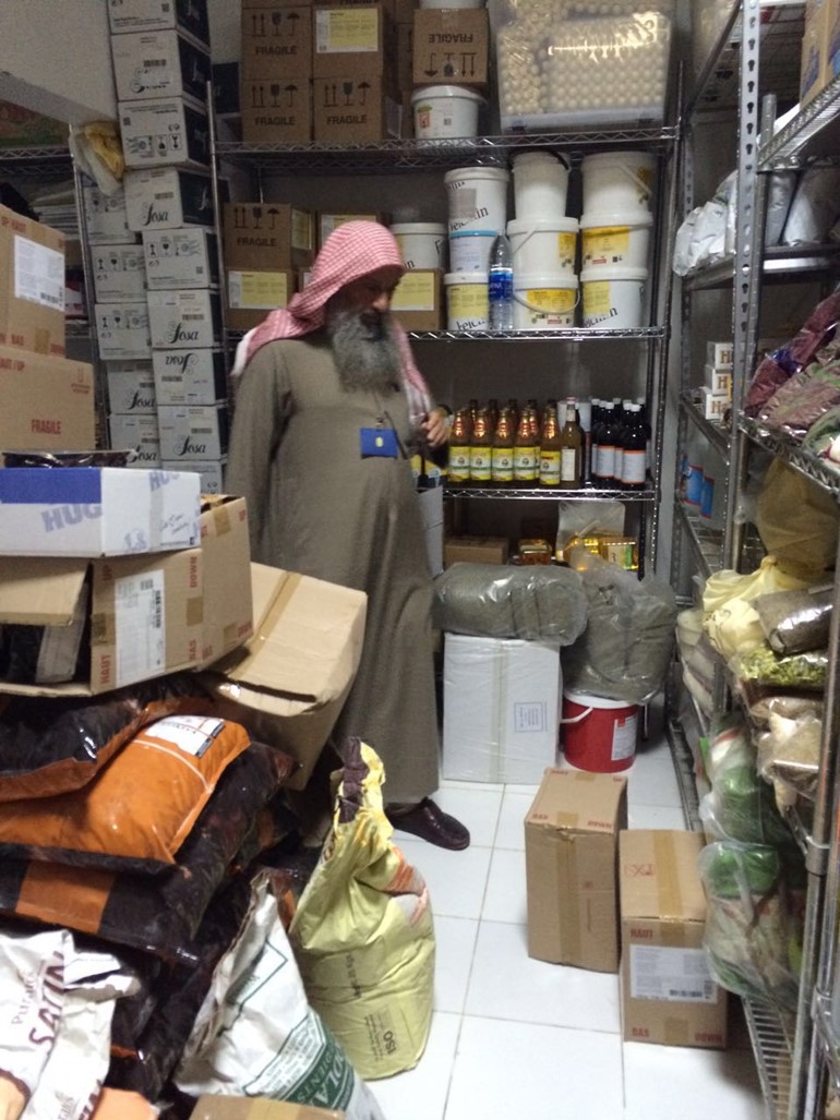 مواد غذائية فاسدة في أحد المحال في مبارك الكبير