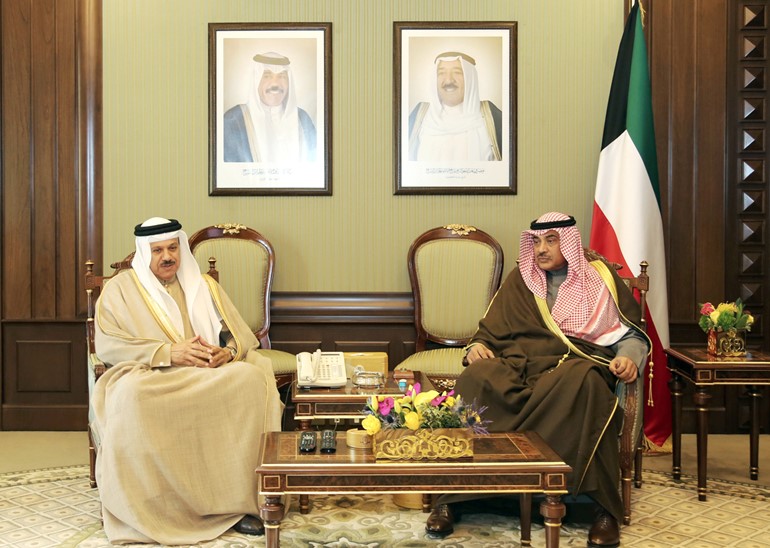 الشيخ صباح الخالد خلال اجتماعه مع عبد اللطيف الزياني