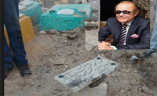 بالصورة..عامل بمقبرة الراحل محمود عبد العزيز يكشف ظاهرة غريبة تحدث يومياً!