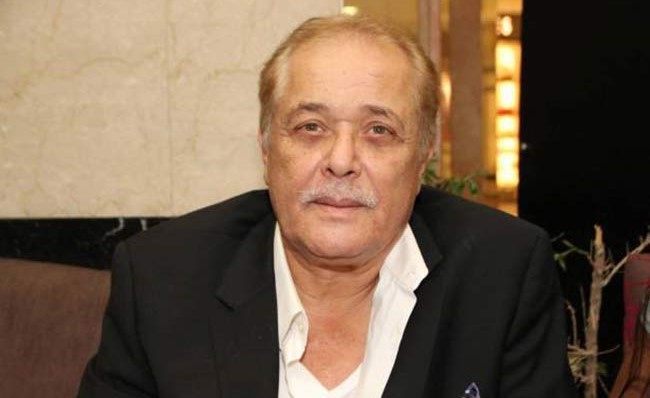 بالصورة..عامل بمقبرة الراحل محمود عبد العزيز يكشف ظاهرة غريبة تحدث يومياً!