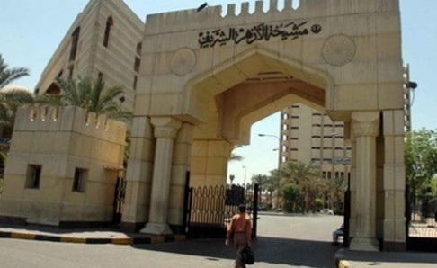 "نقيب الزبالين" في مصر يشهر اسلامه