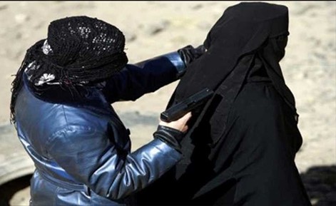 عراقي يعثر على "قناصة" من أخطر نساء "داعش" في منزله.. وهذه ردة فعله!