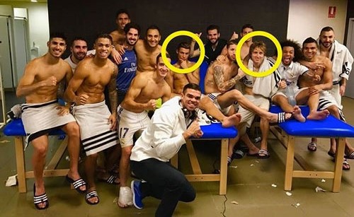 شاهد.. صورة من داخل غرفة تغيير ملابس فريق ريـال مدريد صدمت مشجعيه وحيرتهم