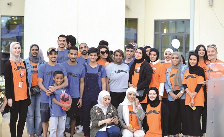 عدد من طلبة الكلية الأسترالية خلال الحفل﻿