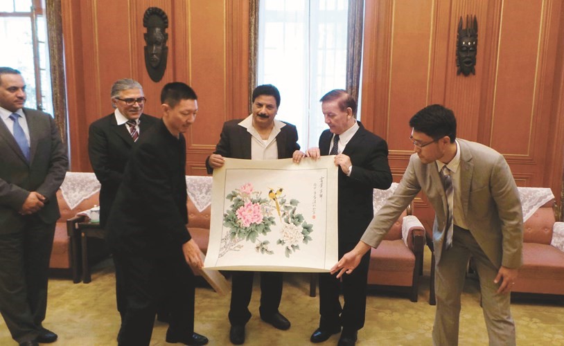 تبادل الهدايا التذكارية مع نائب رئيس البرلمان الصيني﻿