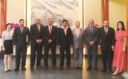 ومع رئيس لجنة الصداقة الكويتية - الصينية زانغ رونغ﻿