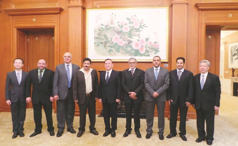 أعضاء الوفد مع نائب رئيس البرلمان الصيني بينغ كيو﻿
