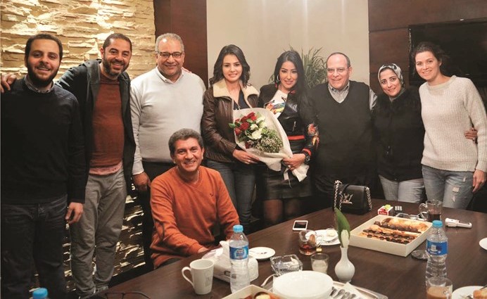 سمية تتوسط عددا من المشاركين في مسلسل الحلال	(سيد عبدربه)﻿