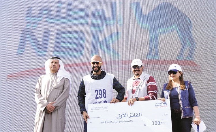 تكريم أحد الفائزين بالسباق من قبل الإدارة التنفيذية ﻿