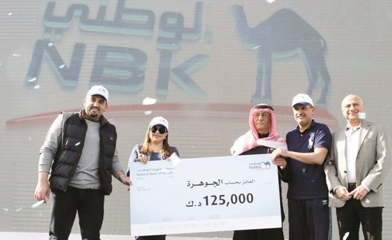 الفائز بجائزة السحب الشهري لحساب الجوهرة 125 ألف دينار يتسلم شيك الجائزة من قبل الإدارة التنفيذية ﻿