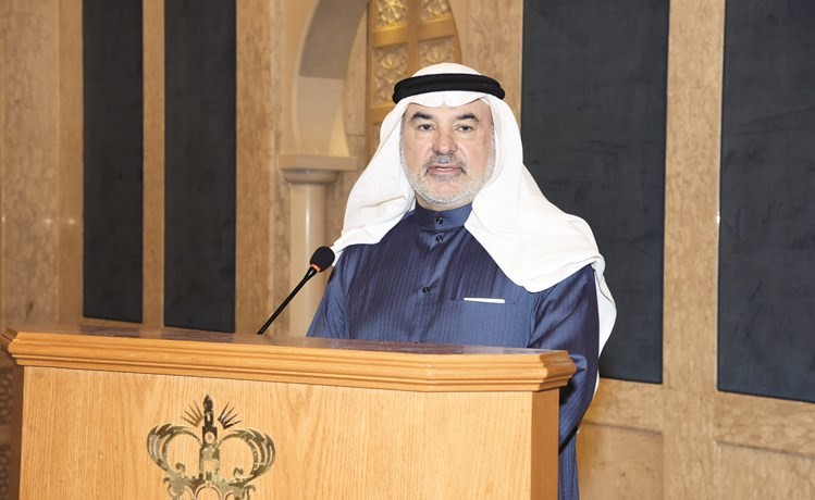 النائب صالح عاشور متحدثا للحاضرات﻿