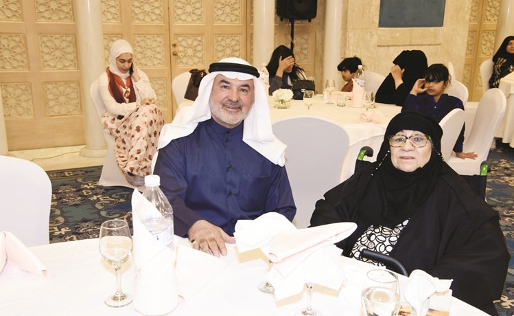 عاشور مع إحدى كبيرات السن﻿