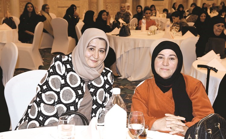 ناخبتان تستمعان لحديث عاشور﻿