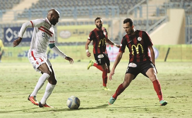 محمود عبدالرازق شيكابالا يحاول المرور من مدافع الداخلية ﻿