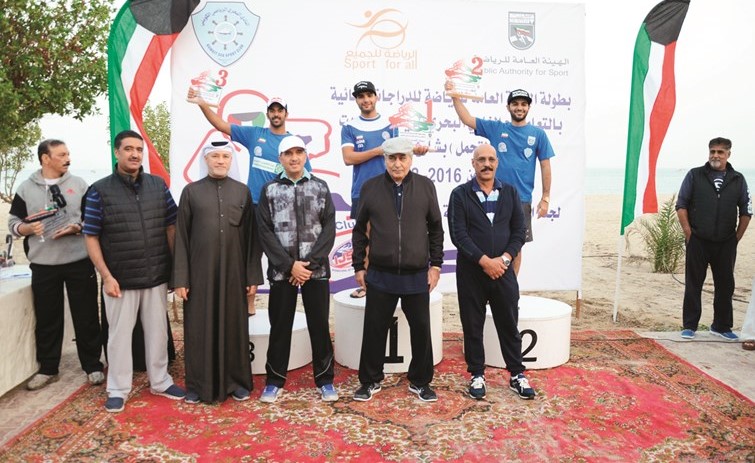 العمر يتوسط الراشد وبو ربيع في منصة التتويج﻿