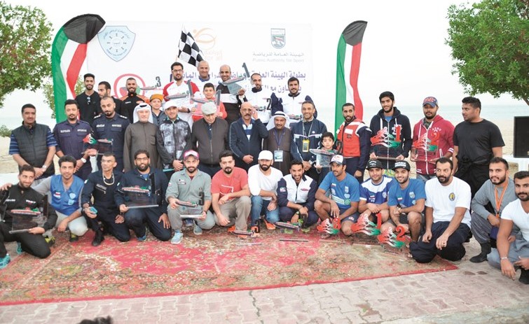 الحضور والفائزون في صورة جماعية﻿