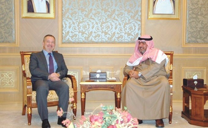  الشيخ ثامر العلي مستقبلا السفير البريطاني ماثيو لودج