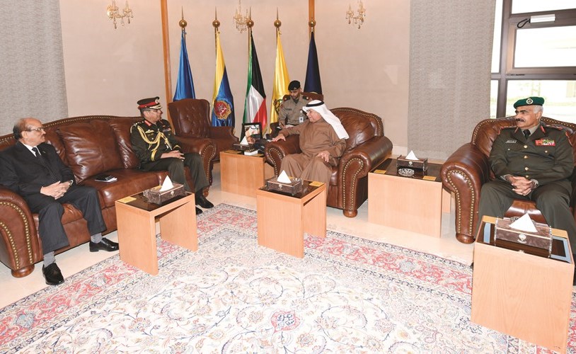 الشيخ خالد الجراح خلال استقباله الفريق أول أبو بلال حمد شفيل﻿