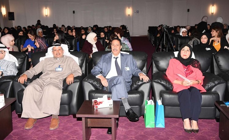 عميد كلية التربية الاساسية د. فهد الرويشد ومساعد العميد د. غانم الشاهين ورئيسة قسم اللغة الانجليزية د. سلوى درويش ﻿