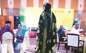 جانب من الأزياء التراثية الكويتية المشاركة في مهرجان (بوتراجايا) الدولي ﻿