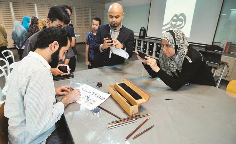 الخطاط الكويتي جاسم المعراج اثناء محاضرته بالمتحف الإسلامي ﻿