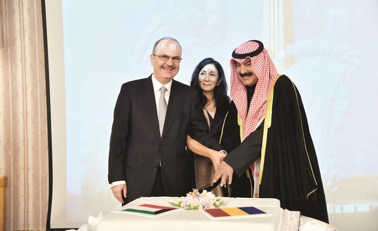 خالد الجارالله يشارك السفير الروماني وحرمه قطع كعكة الاحتفال﻿