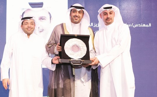 أيمن المطيري يتسلم درعا تكريمية من الشيخ محمد العبدالله ويوسف خالد المرزوق﻿