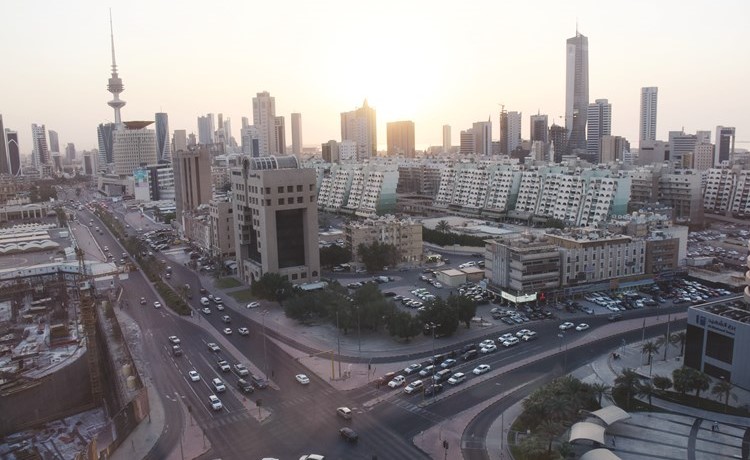 افق غير واضح للعلاقة بين المجلس والحكومة الجديدين وخطط الاصلاح المالي معلقة في الصور لقطة للغروب وسط مدينة الكويت	(انور الكندري)﻿