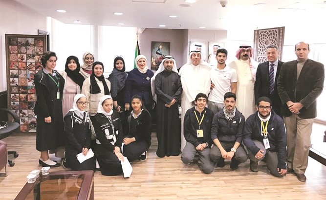  الظفيري مع أعضاء المجلس الأعلى لطلبة منطقة حولي﻿