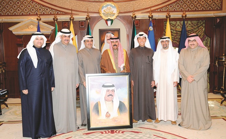 سمو ولي العهد الشيخ نواف الأحمد لدى استقباله رئيس وأعضاء مجلس أمناء مركز الجواد العربي ﻿