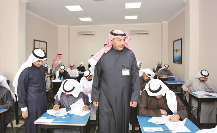 الشيخ صباح الخالد خلال تفقده اختبارات قبول الديبلوماسيين في معهد سعود الناصر ﻿
