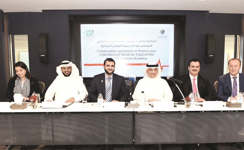 الرئيس التنفيذي للأكاديمية المملوكة للمجموعة الوطنية لمشاريع التكنولوجيا محمد العنزي ورئيس مجموعة تمويل الشركات في بنك وربة باسل العبيد خلال المؤتمر الصحافي﻿