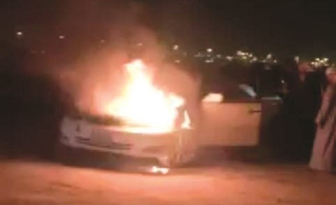 النيران مشتعلة في المركبة ﻿