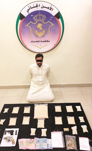تاجر الكبتاغون وامامه الحبوب والمسدسان ﻿