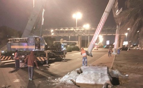 الجسر الحديدي أثناء التعامل معه﻿
