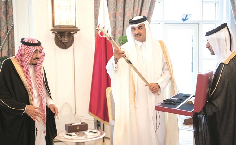 خادم الحرمين الشريفين يتسلم سيف المؤسس جاسم بن محمد آل ثاني من أمير قطر تقديرا لجهوده الخليجية والعربية	(واس)﻿