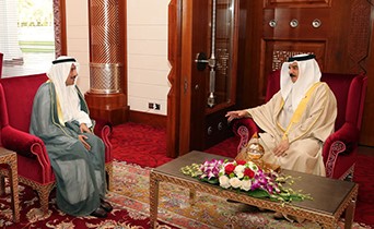 ملك البحرين يشيد بجهود السفير عزام الصباح بتعزيز وتنمية العلاقات الثنائية