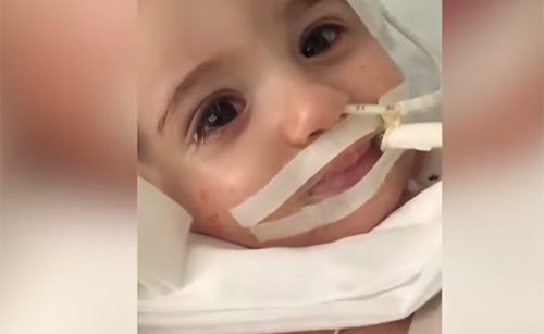 فيديو مؤثر.. طفلة تستيقظ أثناء مناقشة الأطباء إيقاف الدعم عنها