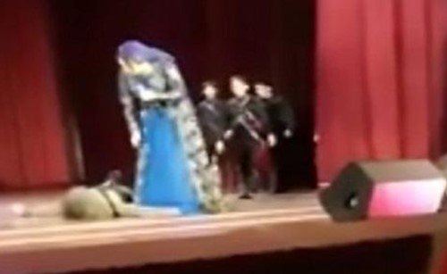 بالفيديو.. لحظة خروج روح  راقص وسقوطه على المسرح.. ورد فعل الجمهور صادم