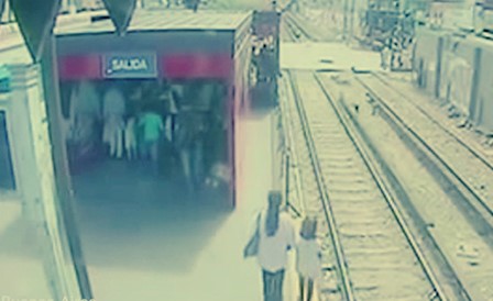 فيديو صادم .. أم تلقي ابنها تحت عجلات القطار تهرباً من ثمن التذكرة !