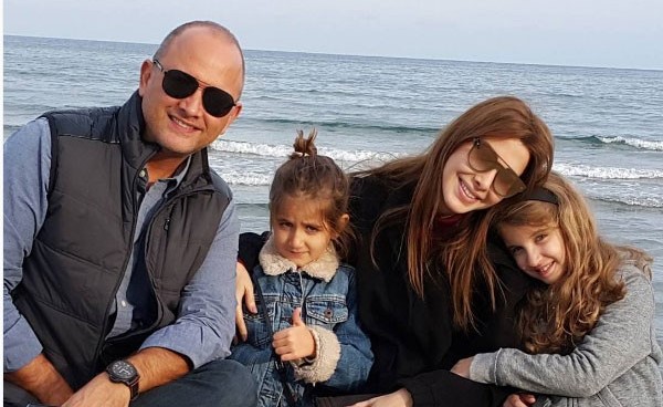 نانسي عجرم في نزهة مع ابنتها وزوجها على البحر
