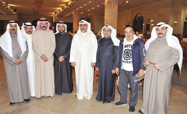 خالد الشطي متوسطا المهنئين	(احمد علي)﻿